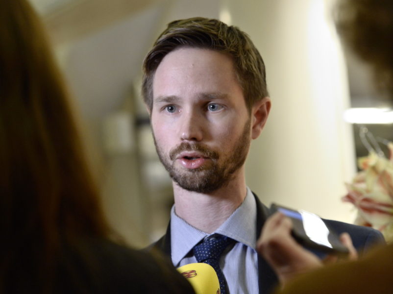 Miljöpartiets migrationspolitiske talesperson, Rasmus Ling, sätter press på S efter M:s krav att regeringen agerar för tolkar som bistått den svenska styrkan i Afghanistan.