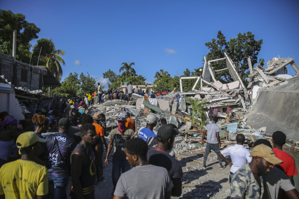 Människor söker efter överlevande i Les Cayes efter skalvet i Haiti.