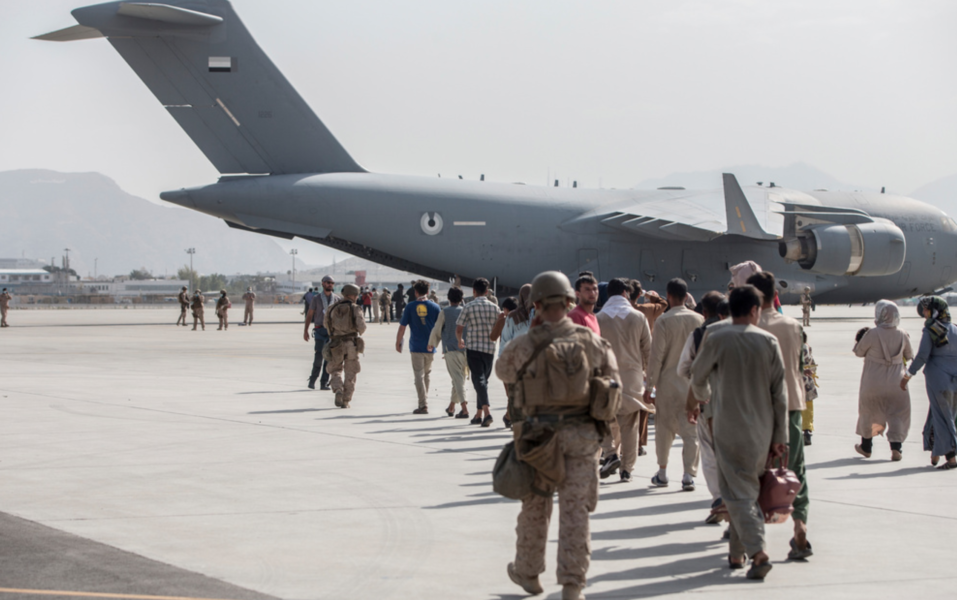 USA och andra länder arbetar för att evakuera personer ut ur Afghanistan.