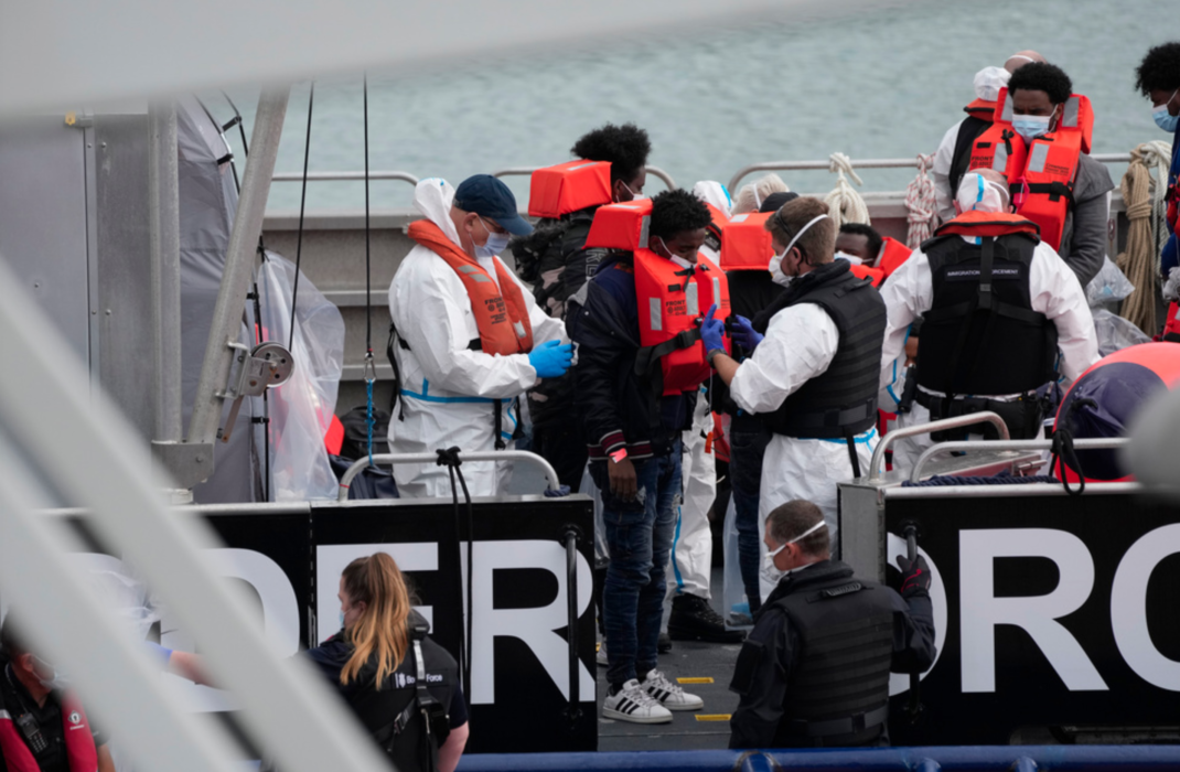 Migranter som plockats upp i Engelska kanalen tas emot vid Dover i England.