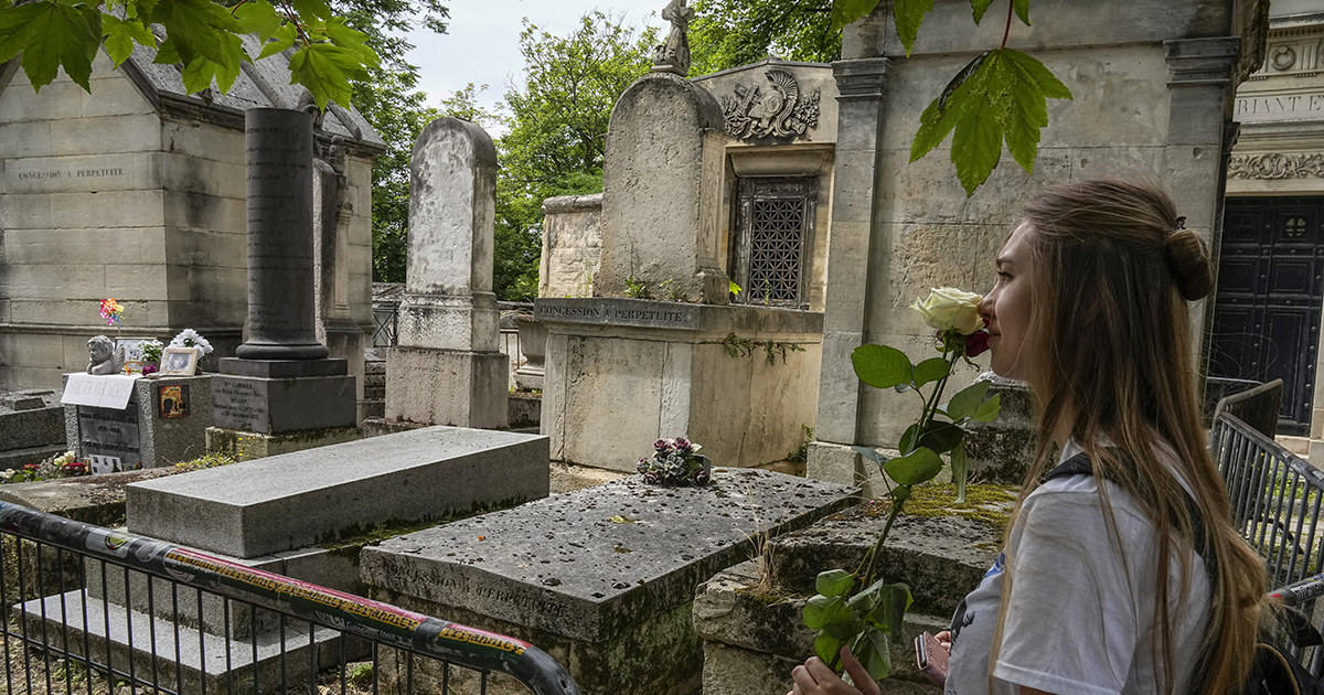 Jim Morrisons grav på Pere-Lachaise-kyrkogården i Paris är ett populärt turistmål – det ligger fler kända personer på samma kyrkogård, och det delas ut en karta över deras gravar till besökarna.