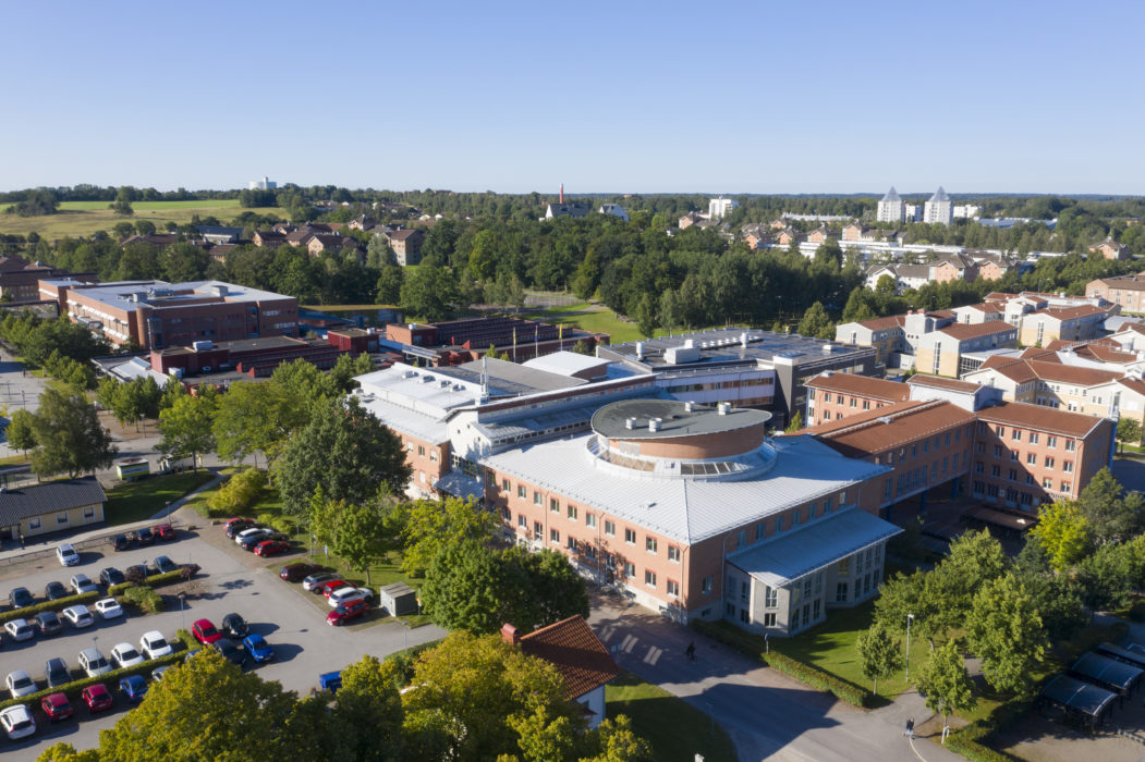 Linnéuniversitetet i Kalmar har tvingats pausa nollningen efter att flera studenter uppvisat symptom.