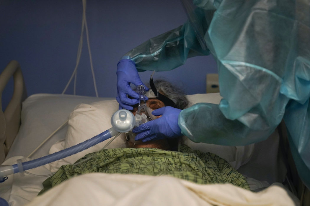 En covidsjuk patient vårdas i Orange i Kalifornien i det hårt coronavirusdrabbade USA.