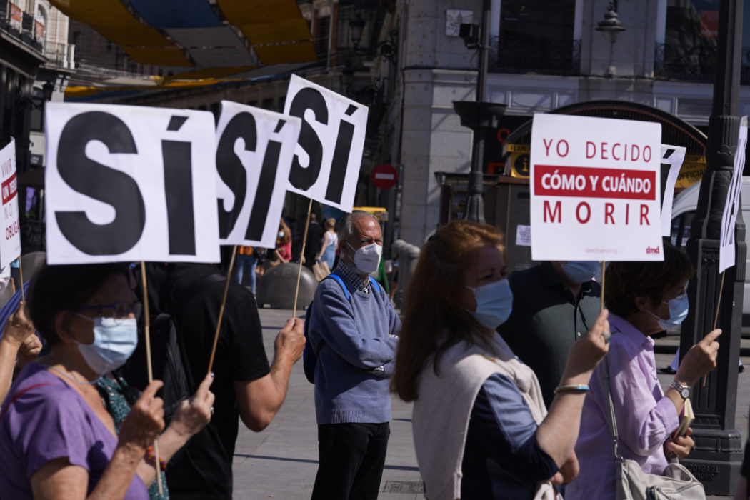 Demonstranter med plakat ”Jag bestämmer hur och när jag dör” i Spanien den 25 juni 2021.