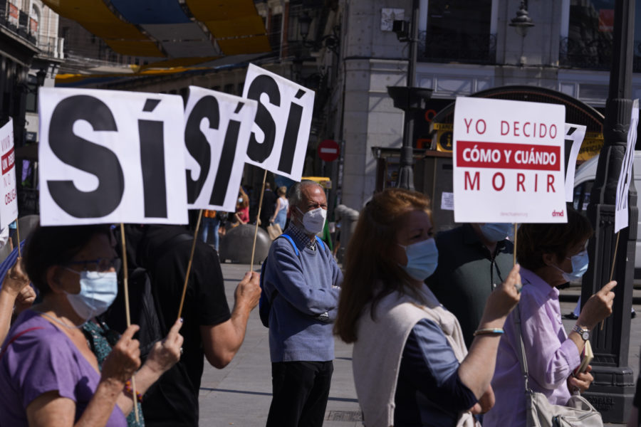 Demonstranter med plakat ”Jag bestämmer hur och när jag dör” i Spanien den 25 juni 2021.