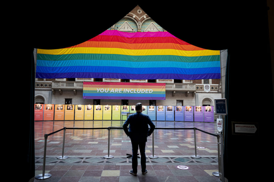 En 30 meter lång regnbågsflagga pryder Köpenhamns stadshus under World Pride och Eurogames.