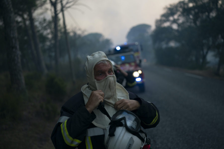 En brandman förbereder sig för att bekämpa branden nära Saint-Tropez på tisdagen.