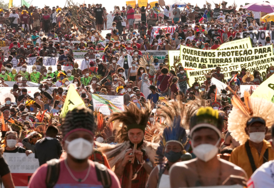 Urbefolkningen protesterar för att pressa Högsta domstolens domare, som förväntas utfärda en dom som kan att få långtgående konsekvenser för urbefolkningarnas rättigheter, utanför Högsta domstolen i Brasilia.