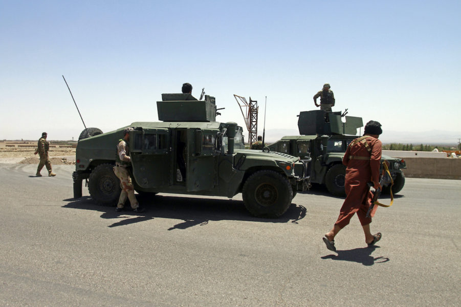 Afghanska säkerhetsstyrkor utanför staden Herat, där strider mot talibanerna ägt rum.