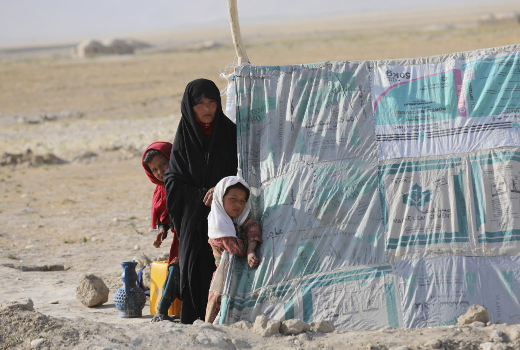 Internflyktingar i Afghanistan som tvingats på flykt efter talibanernas framfart.