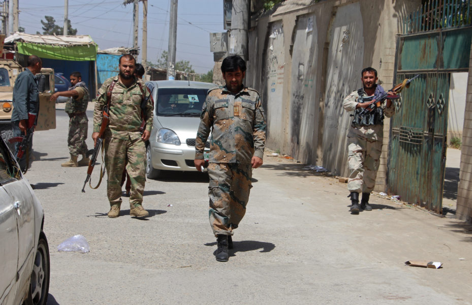 Afghanska säkerhetsstyrkor patrullerar i Kunduz den 24 juni i år.