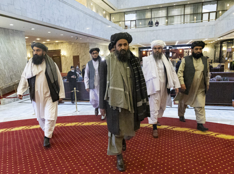 Talibanledaren mulla Abdul Ghani Baradar, i mitten, fotograferad i Ryssland i våras.
