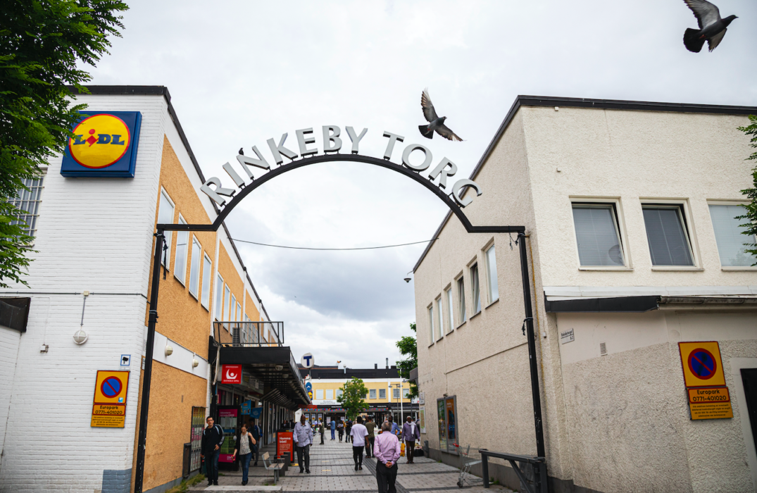 Torget i Rinkeby förkommer flitigt i diskussionen om relationen mellan ursprung och brottslighet.