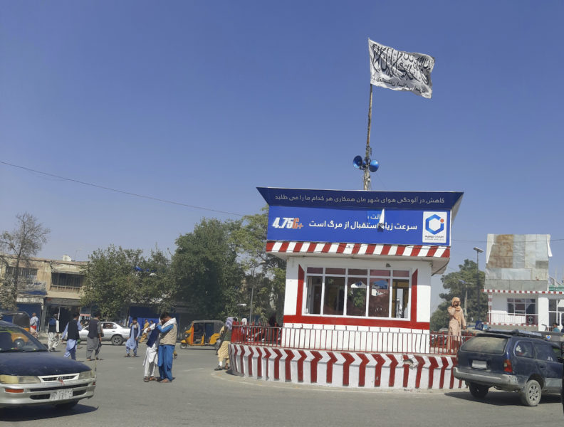 En talibanflagga vid det största torget i Kunduz.