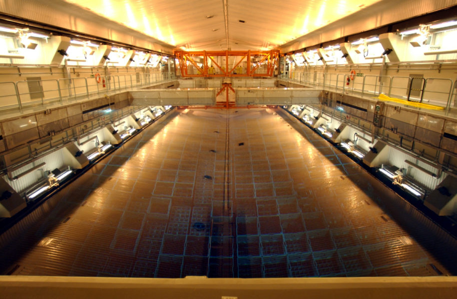 I den här bassängen i mellanlagret Clab i Oskarshamn förvaras uttjänt kärnbränsle.