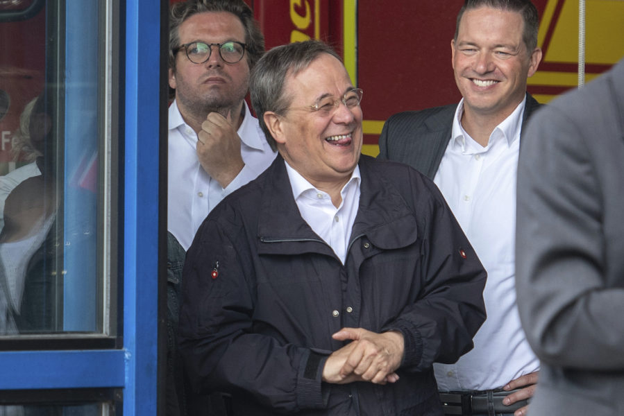 DEn tyska kristdemokraternas (CDU) partiledare Armin Laschet skrattar gott i översvämningsdrabbade Erftstadt, Han hoppas få efterträda Angela Merker som förbundskansler.