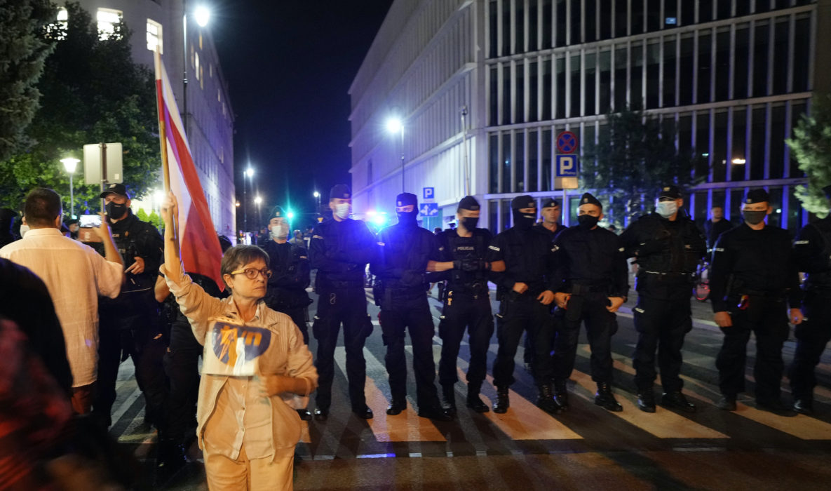 Protester i Polens huvudstad Warszawa mot ett omtvistat förslag till ny medielag.