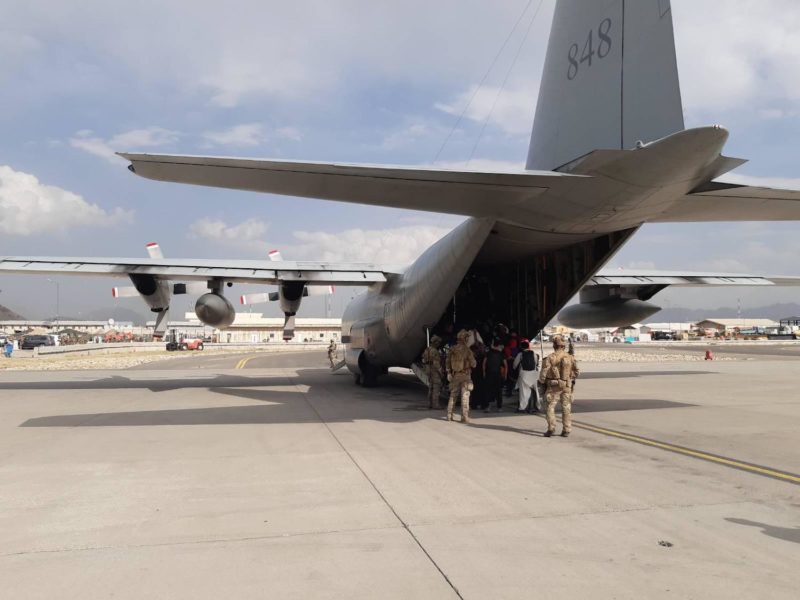 Försvarsmaktens Hercules 848-plan på Kabuls flygplats, under utrymningsarbetet i augusti.