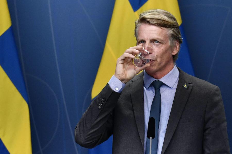 Miljöminister Per Bolund hotas att fällas av riksdagen efter dagens besked att beslut om slutförvar för kärnavfall dröjer.