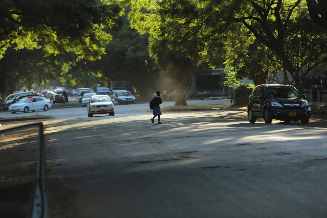 En flicka passerar en gata i Zimbabwes huvudstad Harare.