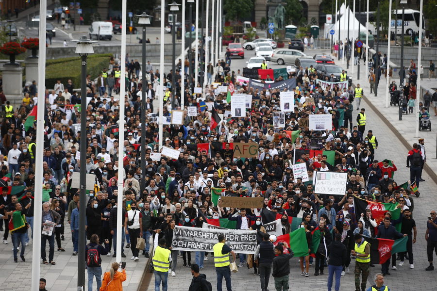 Flera hundra personer samlades i Stockholm för att demonstrera mot talibanernas maktövertagande i Afghanistan.