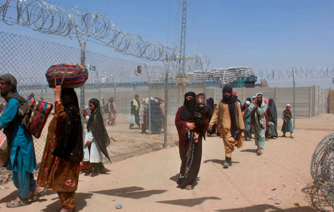 Afghaner korsar gränsen till grannlandet Pakistan den 27 augusti.