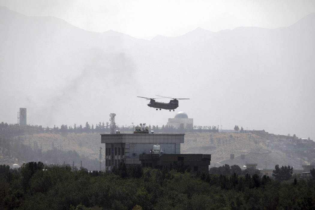 En amerikansk helikopter ovanför landets ambassad i Kabul.