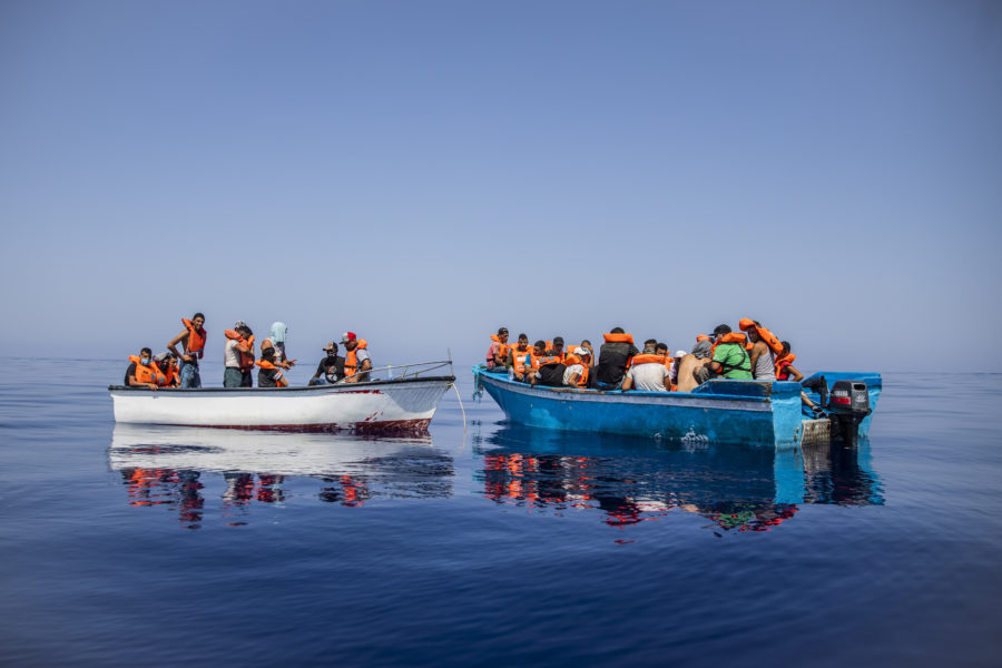 Flyktingar väntar på att bli räddade i den italienska sök- och livräddningszonen nära Lampedusa, den 29 juli 2021.