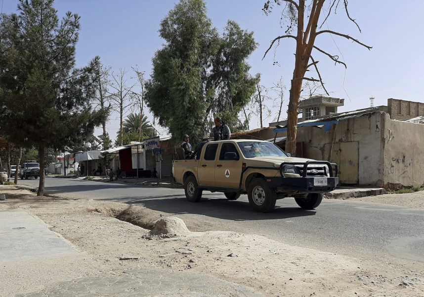 Regeringsstyrkorna som patrullerar Lashkar Gahs öde gator har uppmanat invånarna att fly staden några dagar för att man ska kunna slå tillbaka talibanerna.