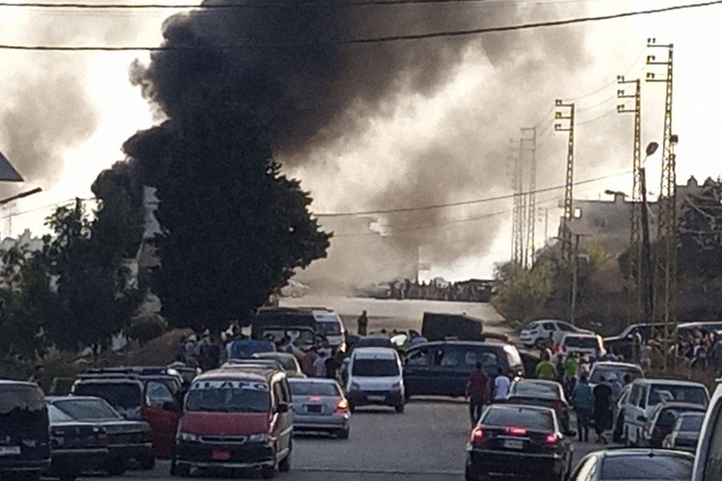 Rök stiger upp från explosionsplatsen i Libanon.