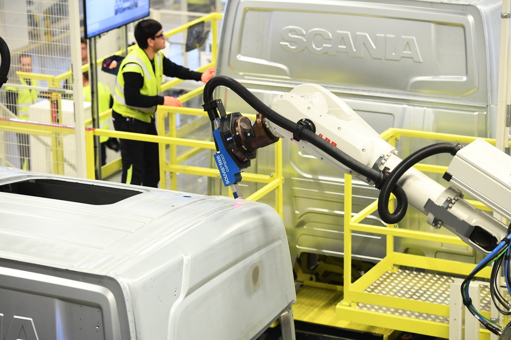 Den pågående globala halvledarbristen stoppar Scanias fabriker denna vecka.