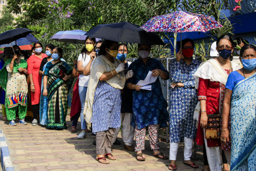 Väljare köar för att få rösta i vårens delstatsval i Västbengalen.