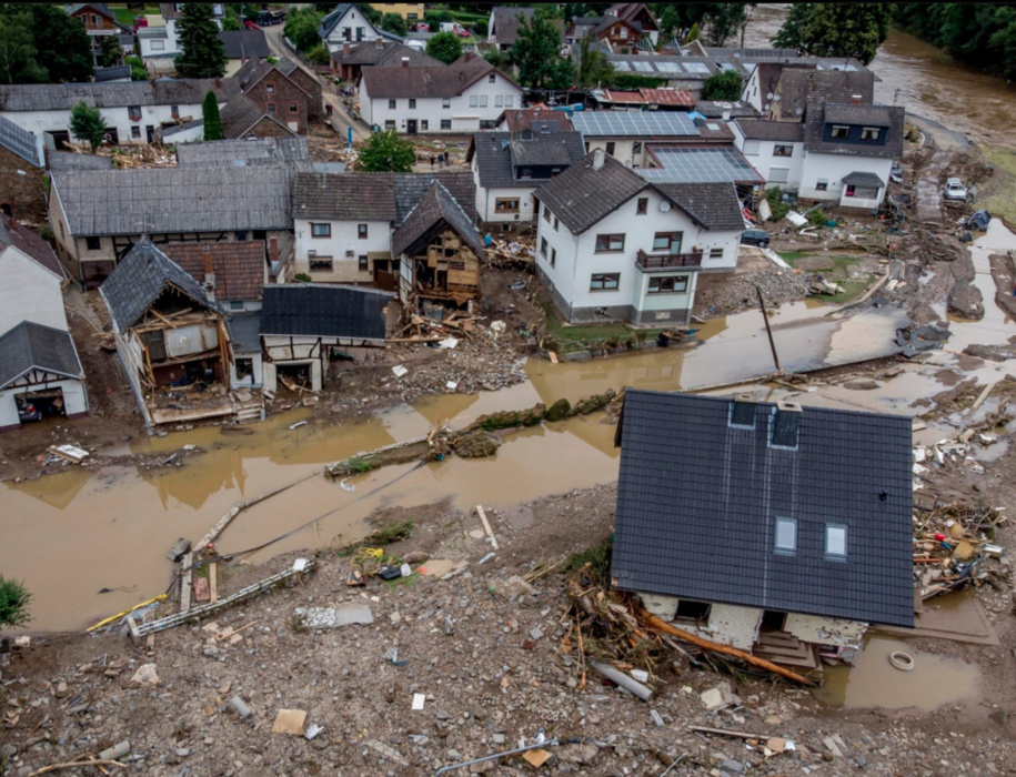 Förstörda hus intill floden Ahr i Schuld i Tyskland, den 15 juli.