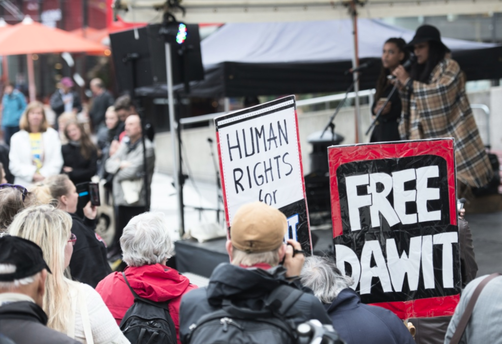 En manifestation för att hedra Dawit Isaak på Sergels torg 2015, där bland andra hans döttrar Danait och Betlehem Isaak höll tal.