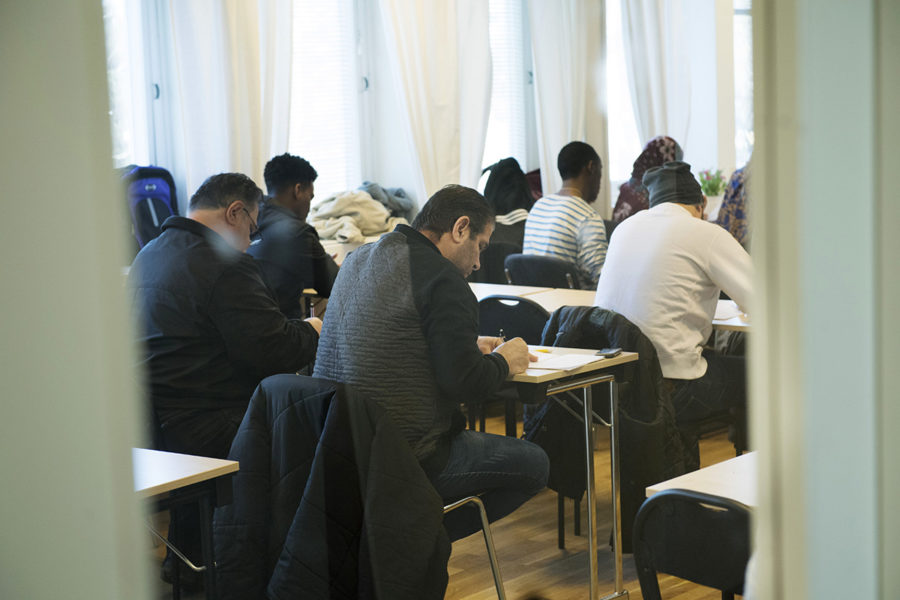 Sökande som tvingas vänta längre på beslut om asyl deltar i lägre utsträckning i svenska för invandrare och hamnar efter på arbetsmarknaden, enligt en ny rapport.