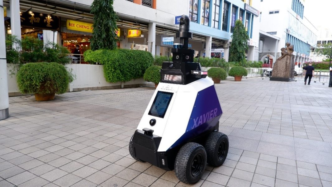 Flera versioner av roboten Xavier testas i ett folktätt område i Singapore.