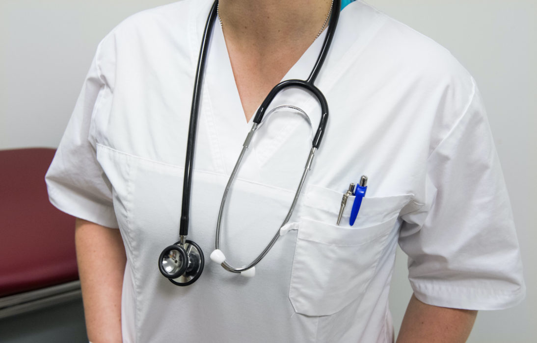 Vårdpersonal i Sverige har dålig kunskap om fibromyalgi, enligt drygt hälften av de patienter som har sjukdomen och tillfrågats i en ny studie.