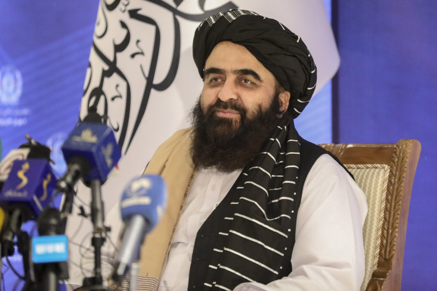 Talibanregimens "utrikesminister" Amir Khan Muttaqi under tisdagens presskonferens i Kabul.
