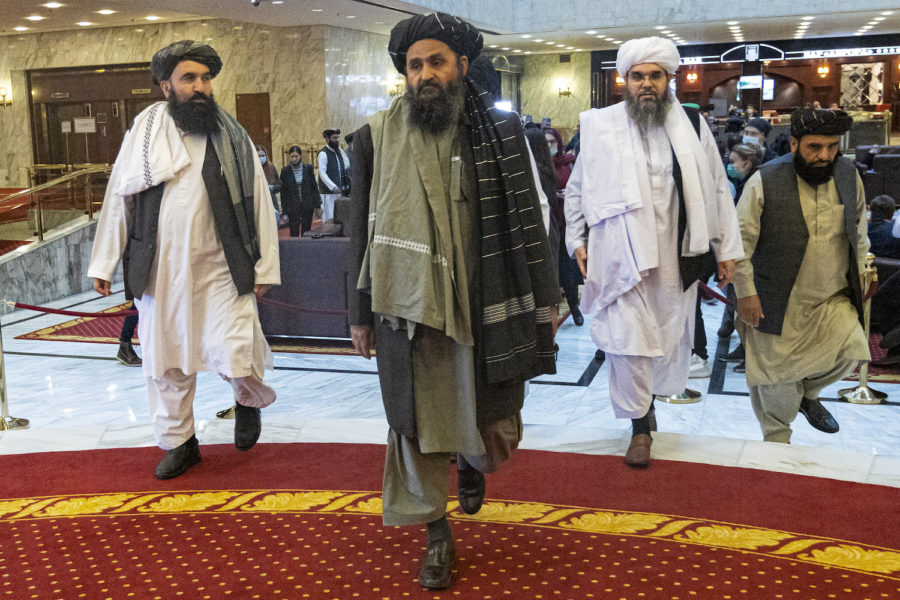 Mulla Abdul Ghani Baradar längst fram i mitten, blir biträdande ledare i Afghanistan under talibanstyret.