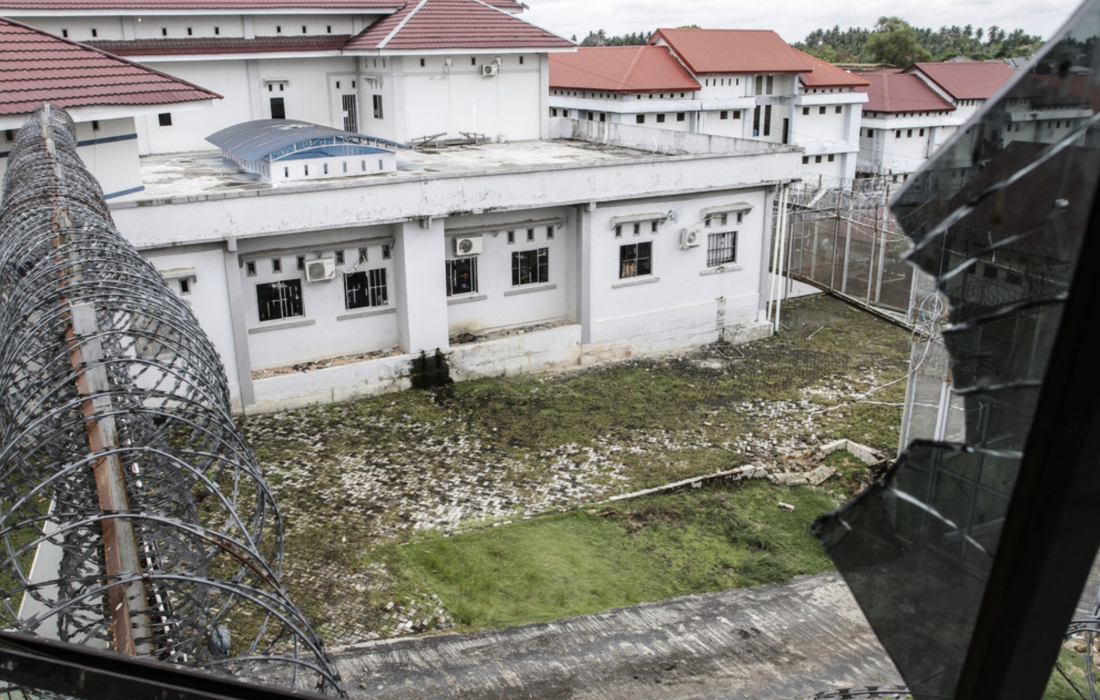 Minst 41 personer omkom i en brand i ett indonesiskt fängelse.