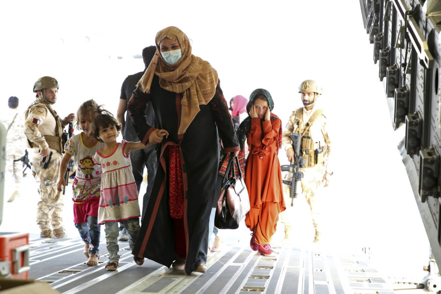 En afghansk familj bordar ett evakueringsplan från Kabul.