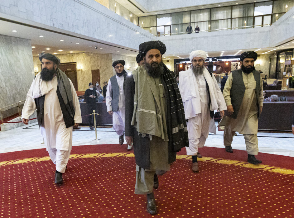 Mulla Abdul Ghani Baradar, i mitten, under en internationell fredskonferens i mars.
