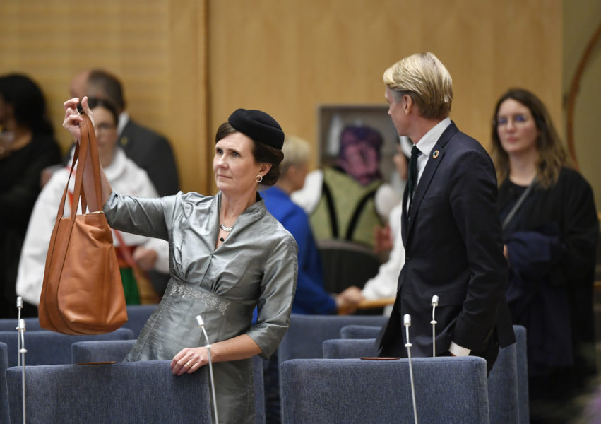 Miljöpartiets båda språkrör Märta Stenevi och Per Bolund i plenisalen i riksdagshuset i samband med riksmötets öppnande.