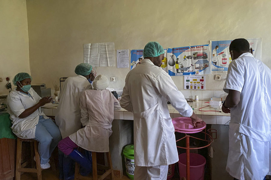 Ebolamedicin förbereds på Matandasjukhuset i Butembo i Kongo-Kinshasa.