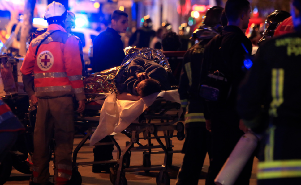 Foto: Thibault Camus/AP/TTEn person som skadats i angreppet mot konsertlokalen Bataclan i Paris den 13 november 2015 undsätts.