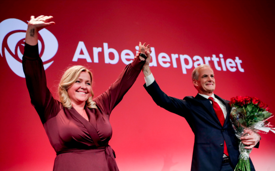 Arbeiderpartiets partisekreterare Kjersti Stenseng och partiledare Jonas Gahr Støre firar valsegern på valvakan i Oslo.