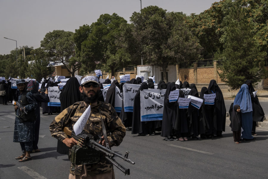 Under lördagen marcherade kvinnor täckta från topp till tå utanför Kabuls universitet.