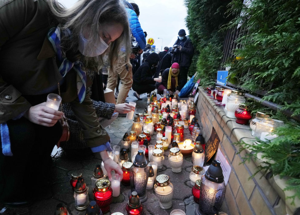 Invånare i Warszawa tänder ljus för fyra personer som nyligen hittades döda vid den polsk-belarusiska gränsen där mängder av flyktingar och migranter den senaste tiden försökt ta sig in i Polen.