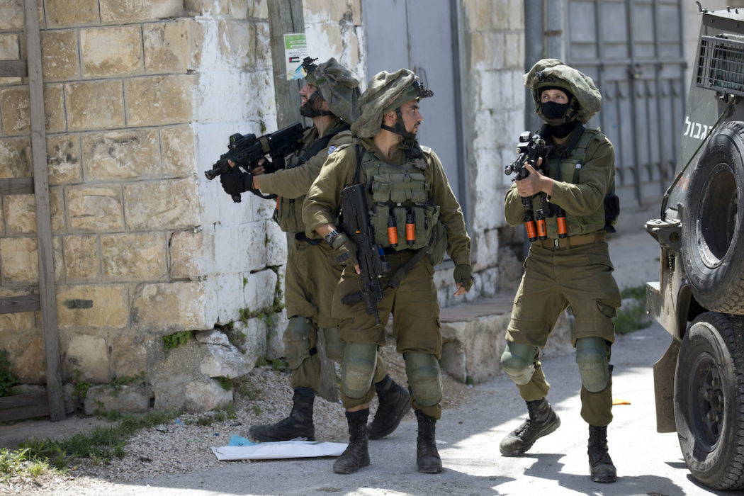 Tre palestinska fångar har rymt från ett högteknologiskt fängelse genom att gräva en gång bakom ett handfat.