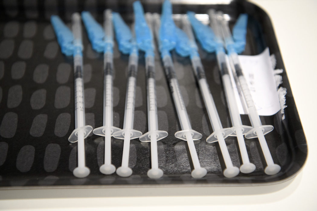 Doktor 24 slår larm om att tusentals vaccindoser ska slängas.